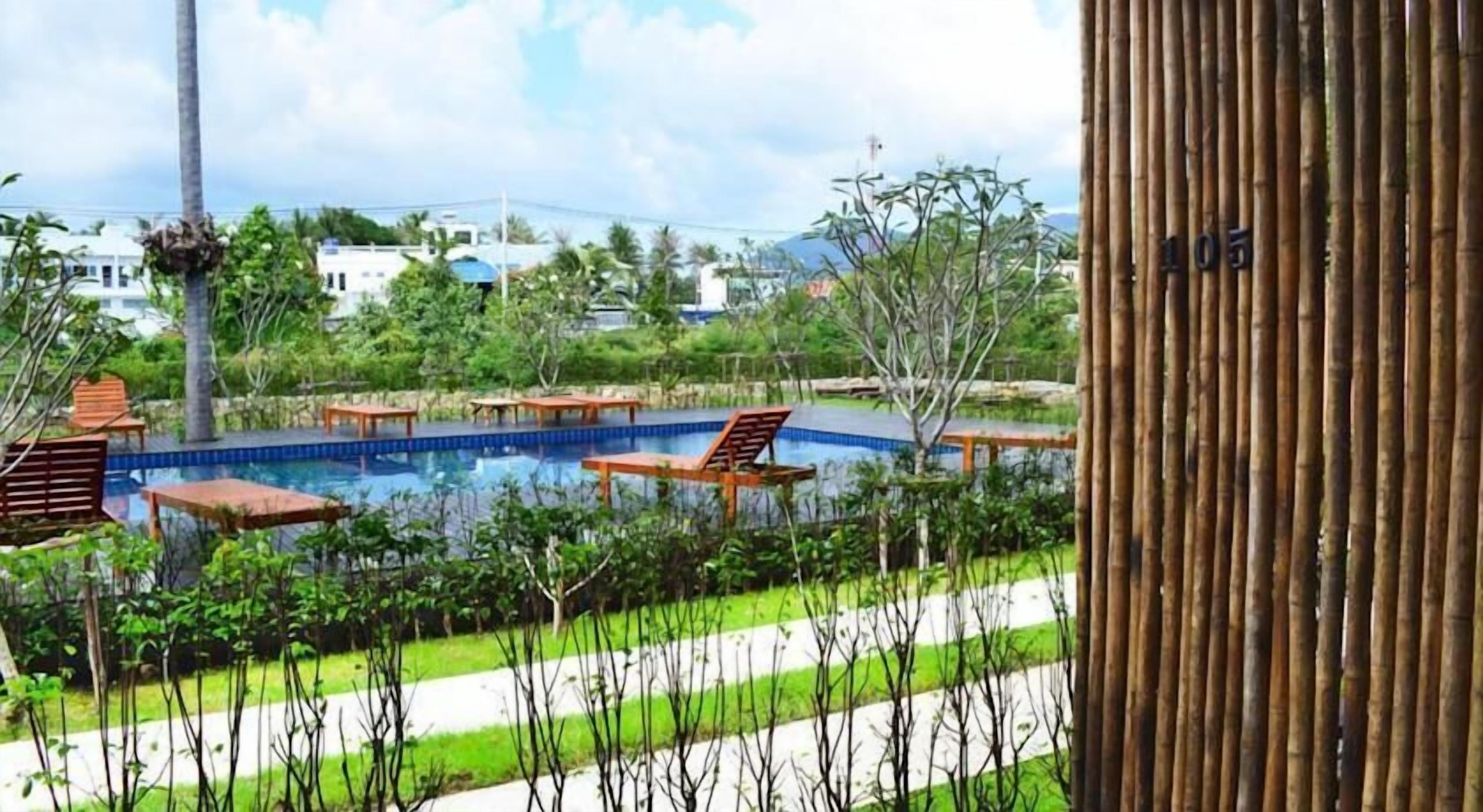 outdoor pool, pool loungers