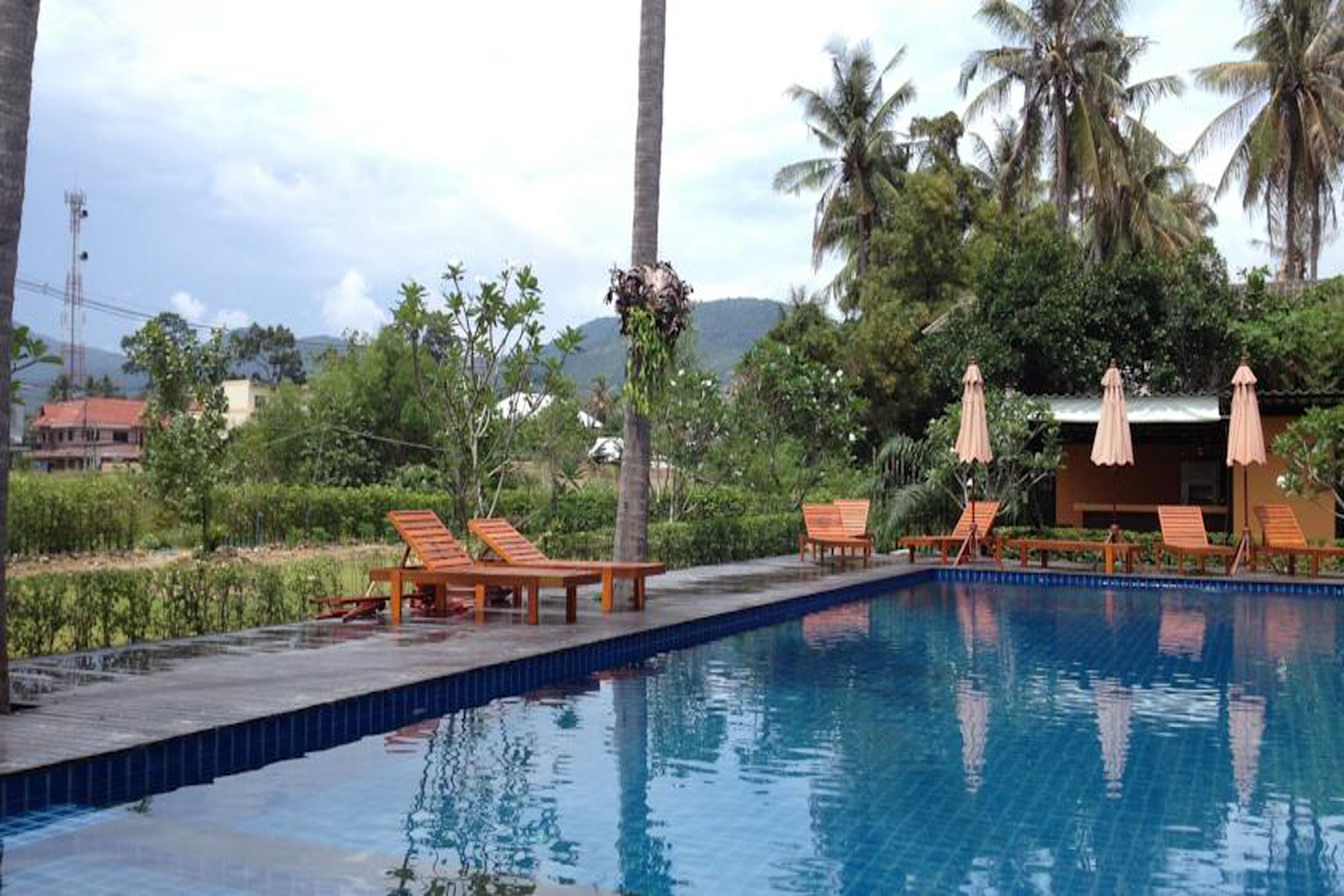 outdoor pool, pool loungers