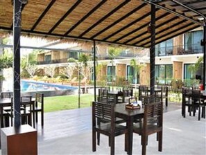 Spécialités Cuisine thaï, vue sur la piscine 