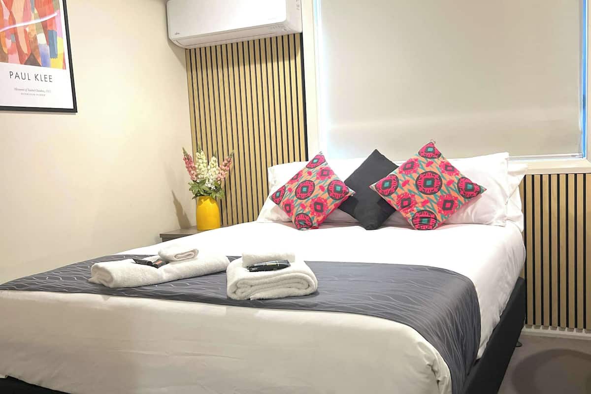 Standard Room, 1 Katil Ratu (Queen), Non Smoking | Tilam berlapik, dihias secara berasingan
