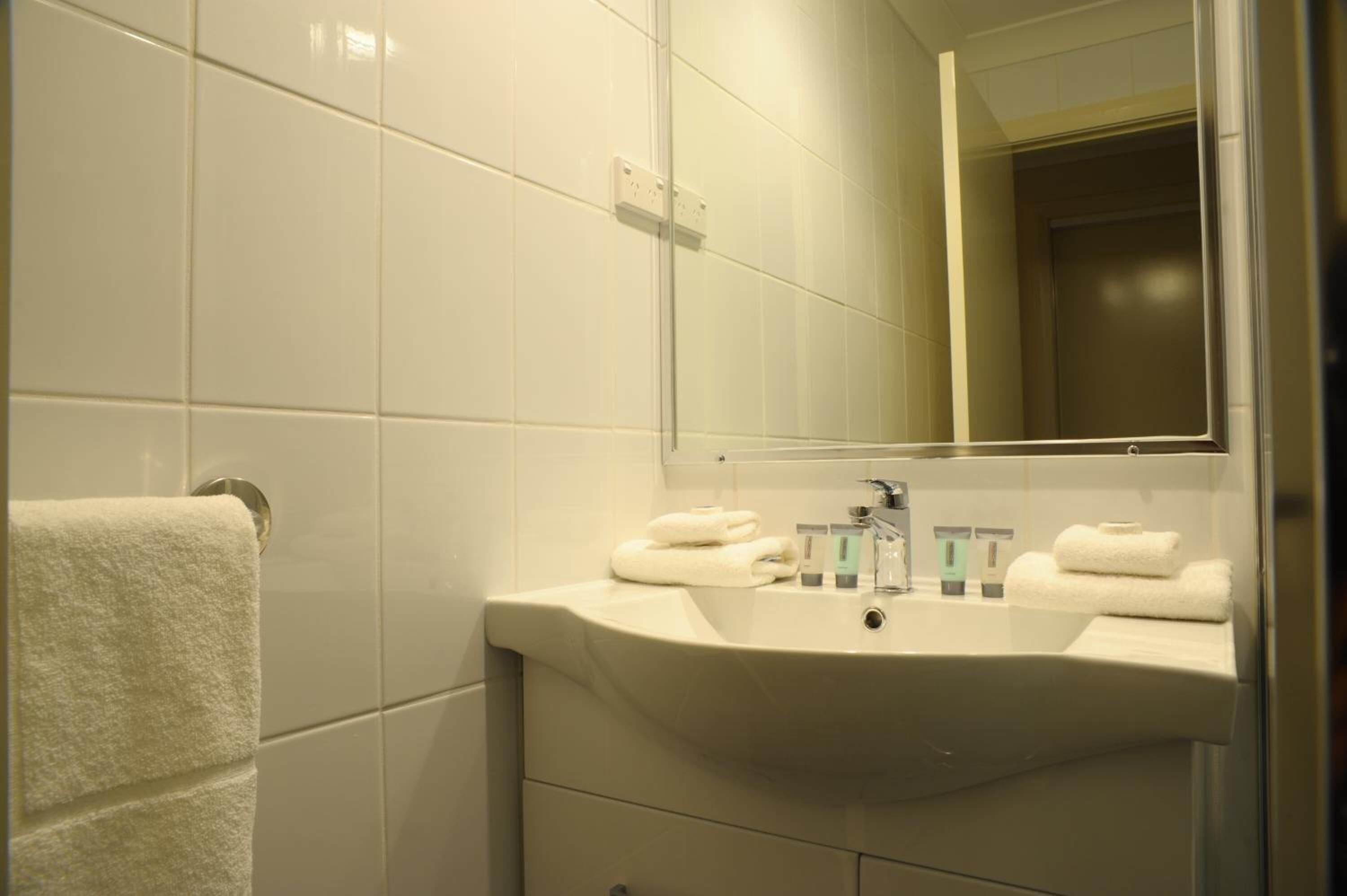 standard room, 2 single beds (motel 3 nights) | bathroom | shower, eco-friendly toiletries, hair dryer, towels