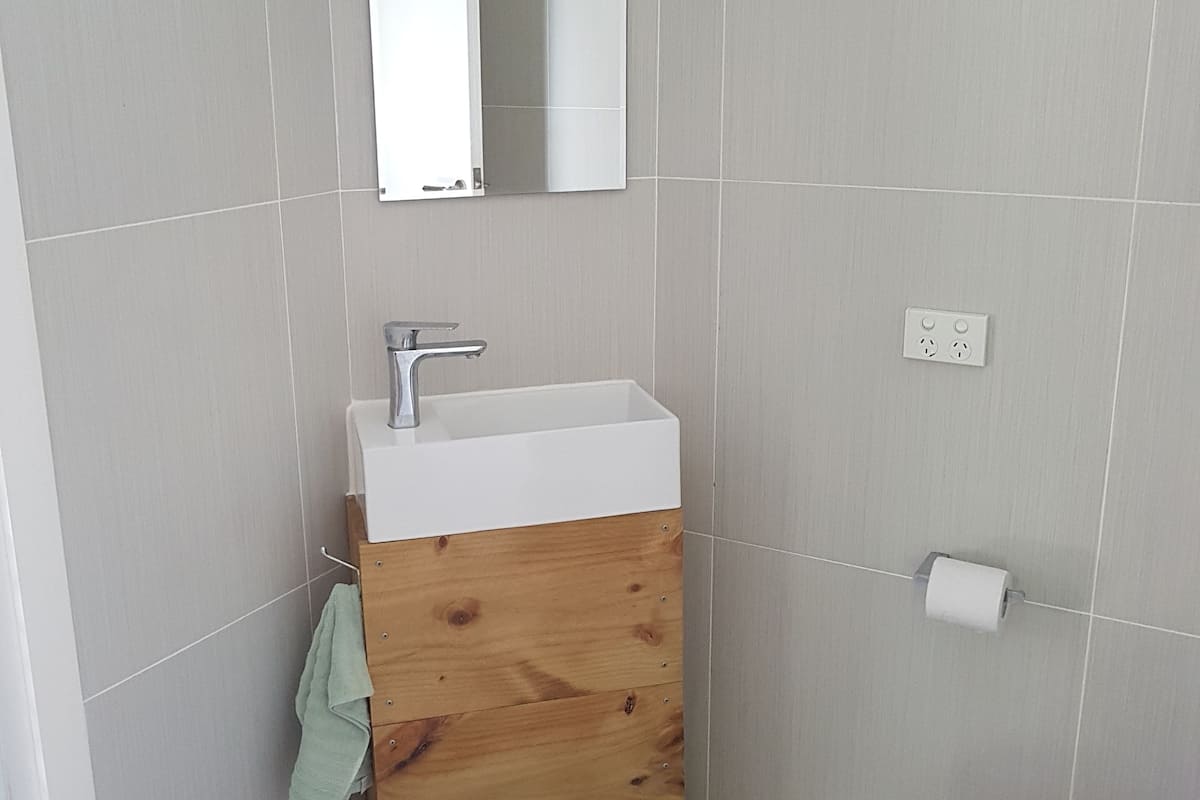 shower, free toiletries, towels