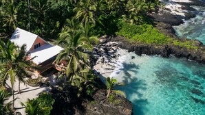 A coastal property with a house, surrounded by lush greenery and clear turquoise waters. - Sa'Moana Beach Bungalows (Salamumu)