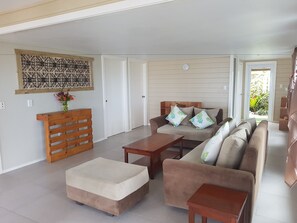 Casa familiar, 3 habitaciones, vistas al mar, frente a la playa | Sala de estar