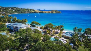 Un resort con piscina, playa y vista al océano.