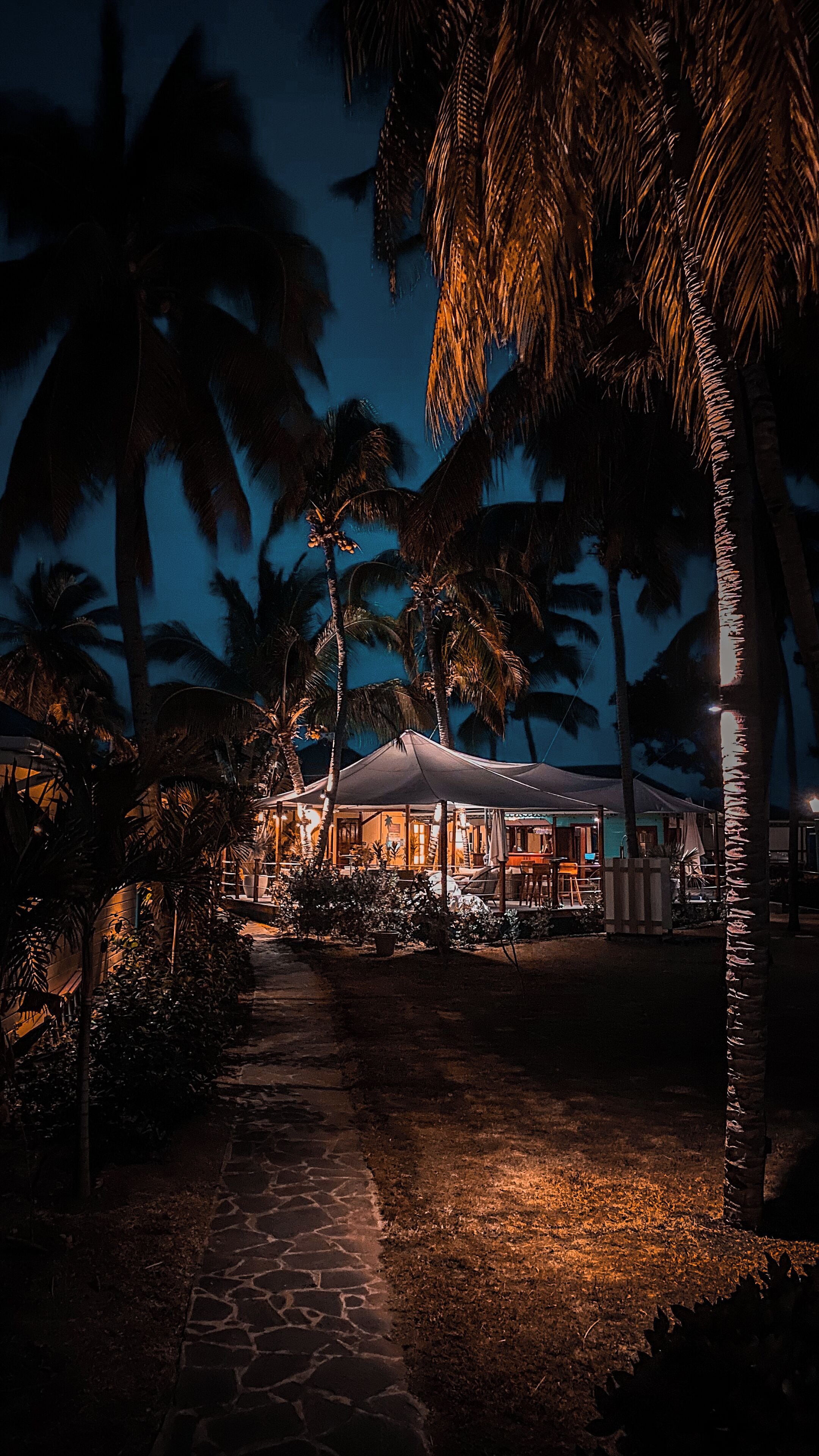 2 restaurants, breakfast, lunch, dinner served; international cuisine