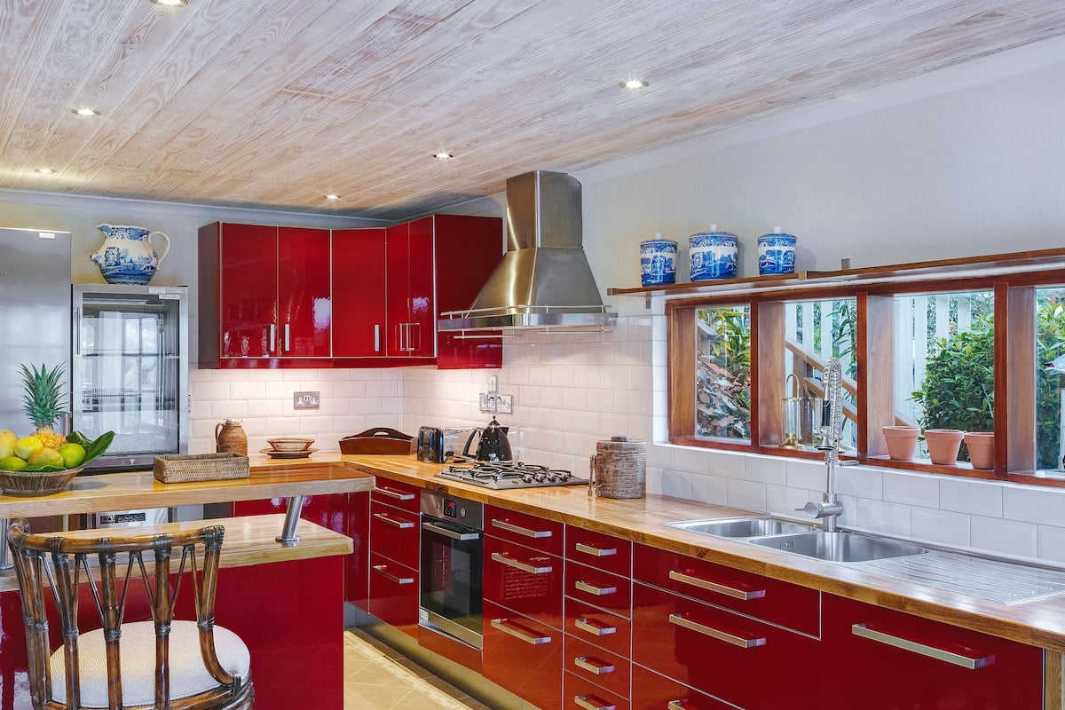 grand villa, 4 bedrooms, ocean view | private kitchen | coffee/tea maker