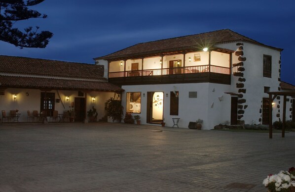 Fachada da propriedade à noite
