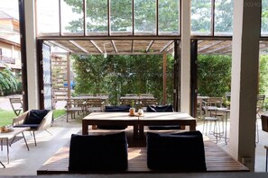 供應早餐、午餐、晚餐；泰國菜