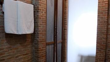 Sturta, snyrtivörur án endurgjalds, hárblásari, handklæði