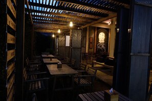 供應早餐、午餐、晚餐；泰國菜