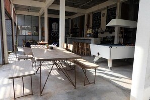 供應早餐、午餐和晚餐，泰國料理