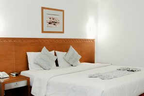 Rom – deluxe, 1 dobbeltseng eller 2 enkeltsenger | Safe på rommet, skrivebord, wi-fi (inkludert) og sengetøy