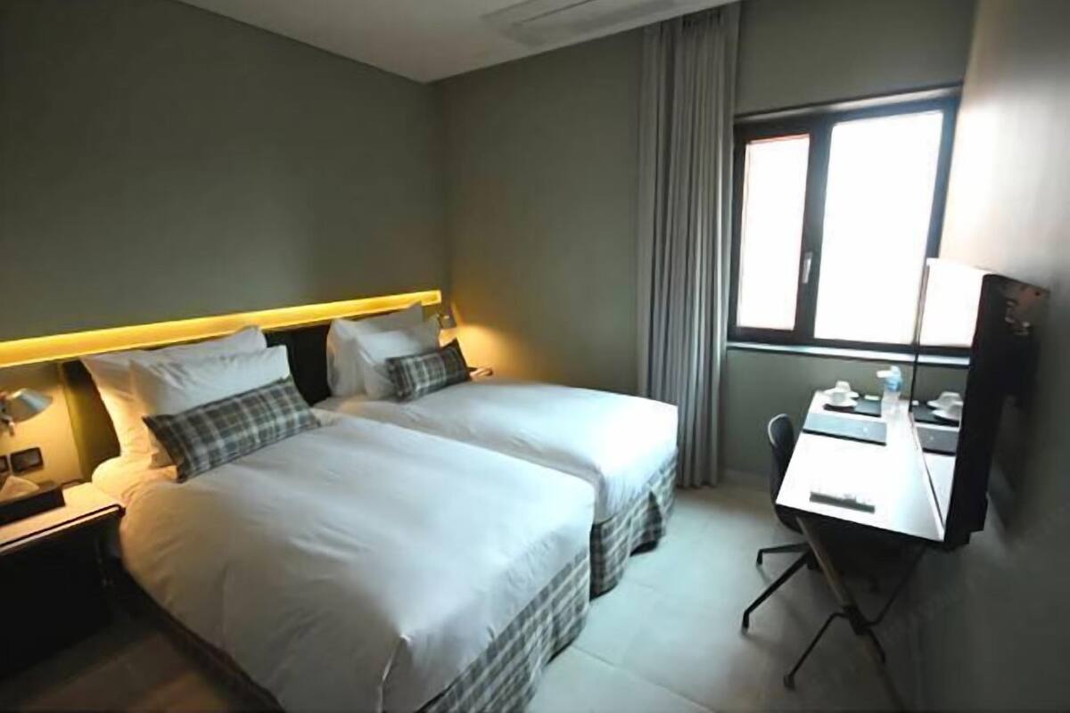 Free WiFi, bed sheets