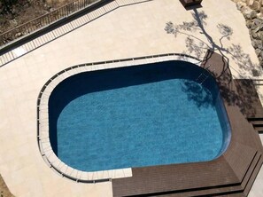 Una piscina al aire libre de temporada