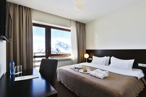Minibar, decoración personalizada, muebles diferentes y escritorio 