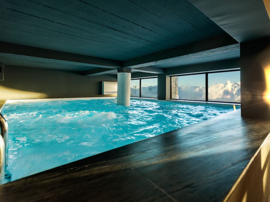 Una piscina cubierta