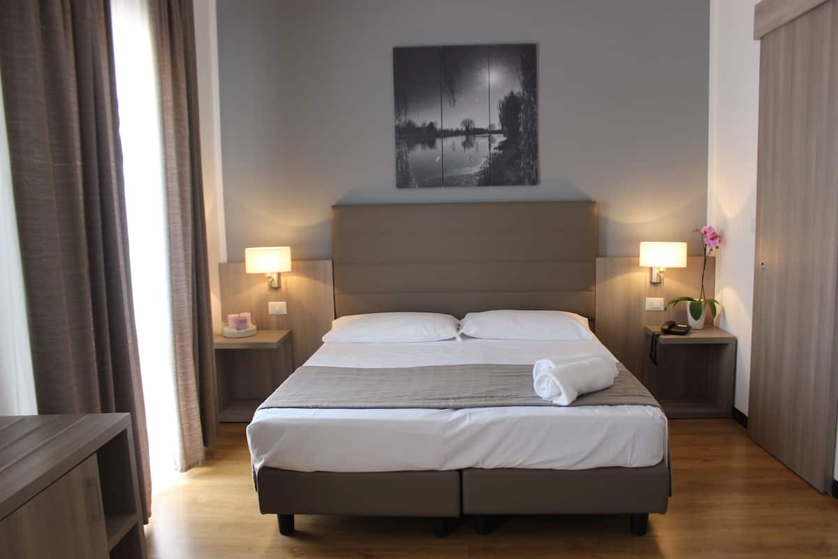 Deluxe Double Room, Sea View | In-room safe, desk, free WiFi, bed sheets