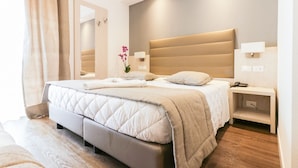 Deluxe Triple Room | In-room safe, desk, free WiFi, bed sheets - Hotel Loreley (Jesolo)