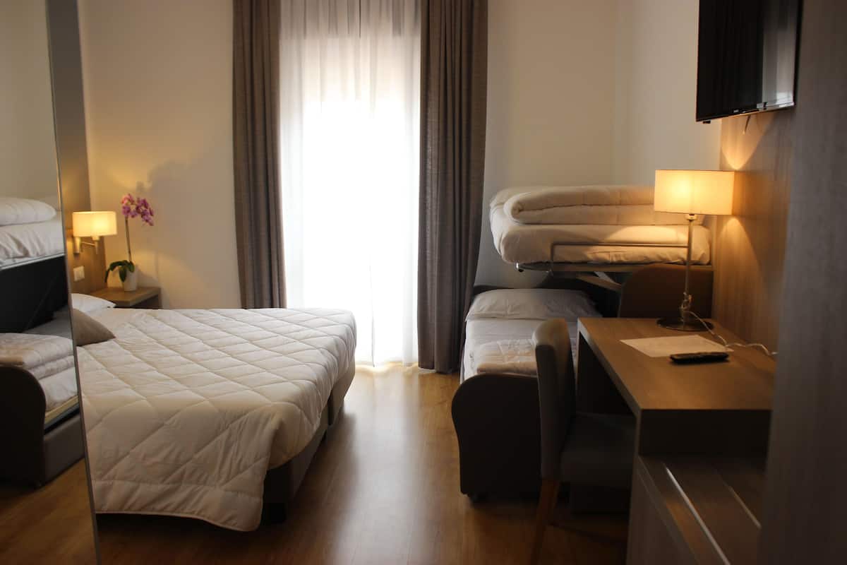 Comfort Triple Room | In-room safe, desk, free WiFi, bed sheets