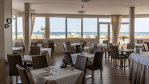 Free daily continental breakfast  - Hotel Loreley (Jesolo)
