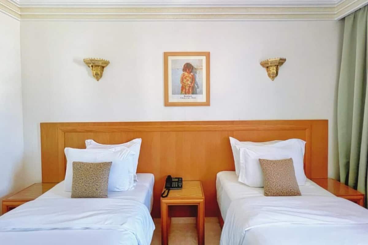 Standard Twin Room | In-room safe, desk, soundproofing, WiFi (free)