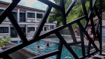 Una piscina al aire libre (de 09:00 a 20:00), tumbonas