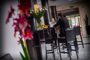 Lobby sitting area - Hotel Sofia (Wroclaw)