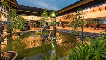 3 restaurants, breakfast, lunch, dinner served; international cuisine