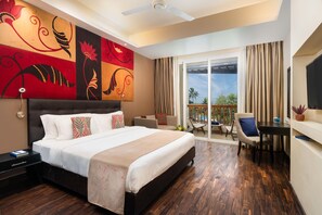 Minibar, escritorio y espacio para trabajar con laptop 