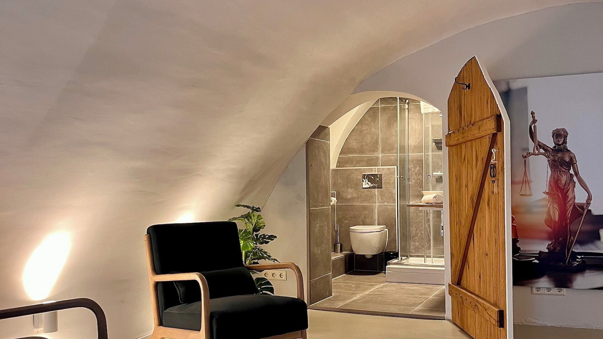 Judy's Canal Room | Badkamer | Milieuvriendelijke toiletartikelen, een haardroger, handdoeken, zeep