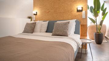 Justice Canal Room | Hypo-allergenic bedding, in-room safe, soundproofing, iron/ironing board