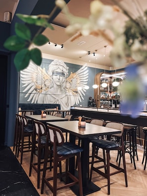 Breakfast, lunch and dinner served - Court Hotel City Centre Utrecht (Utrecht)