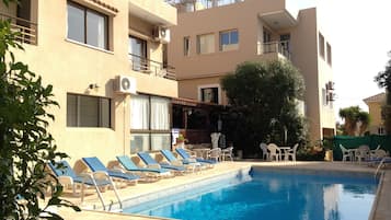 Outdoor pool, pool umbrellas, sun loungers