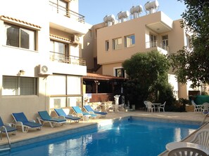 Outdoor pool, pool umbrellas, pool loungers - Panklitos Tourist Apartments (Paphos)