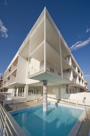 Een binnenzwembad en een seizoensgebonden buitenzwembad