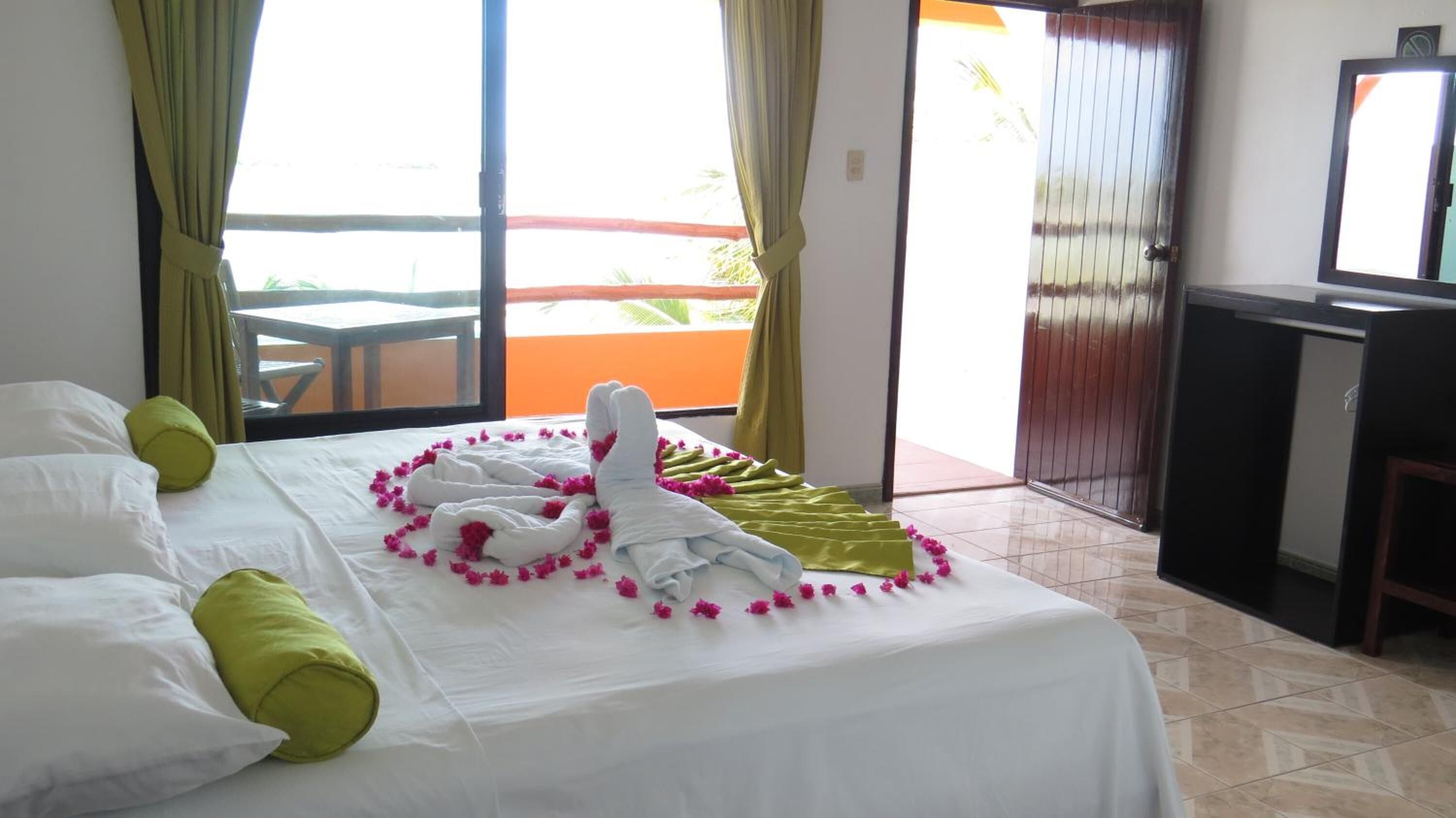 Escritorio, wifi gratis y ropa de cama 