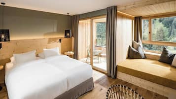 Deluxe Suite | In-room safe, desk, blackout drapes, free WiFi