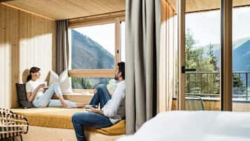 Deluxe suite | Een kluis op de kamer, een bureau, verduisterende gordijnen