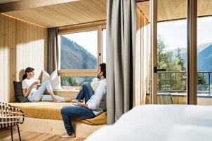 Suite Deluxe | Una cassaforte in camera, una scrivania, tende oscuranti