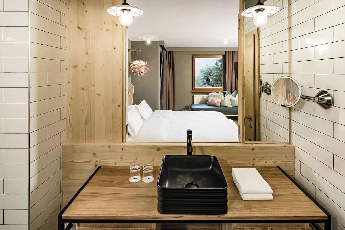 Chambre Double Deluxe, vue vallée | Coffres-forts dans les chambres, bureau, rideaux occultants