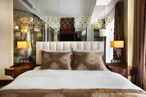 Quarto casal econômico | Roupas de cama premium, frigobar, escrivaninha, quartos à prova de som