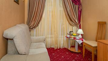 Habitación Premium con 2 camas individuales, 2 camas individuales | Zona de estar | Una televisión de plasma