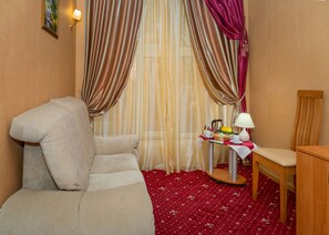 Habitación Premium con 2 camas individuales, 2 camas individuales | Zona de estar | Una televisión de plasma