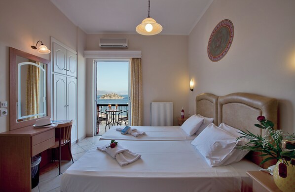 In-room safe, individually decorated, individually furnished, desk - Hotel Epidavria (Nafplio)