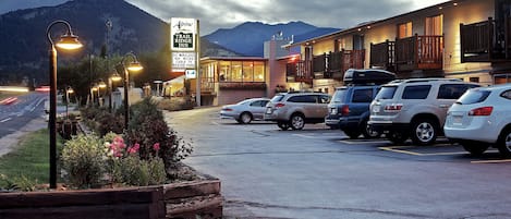 Boendets fasad - kväll/natt