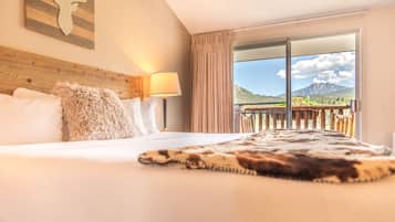 Habitación Deluxe, 1 cama de matrimonio grande, vistas a la montaña | 1 dormitorio, edredones de plumas, cortinas opacas