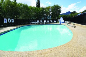 Piscina a l'aire lliure de temporada (horari: 09:00-21:00) i gandules 