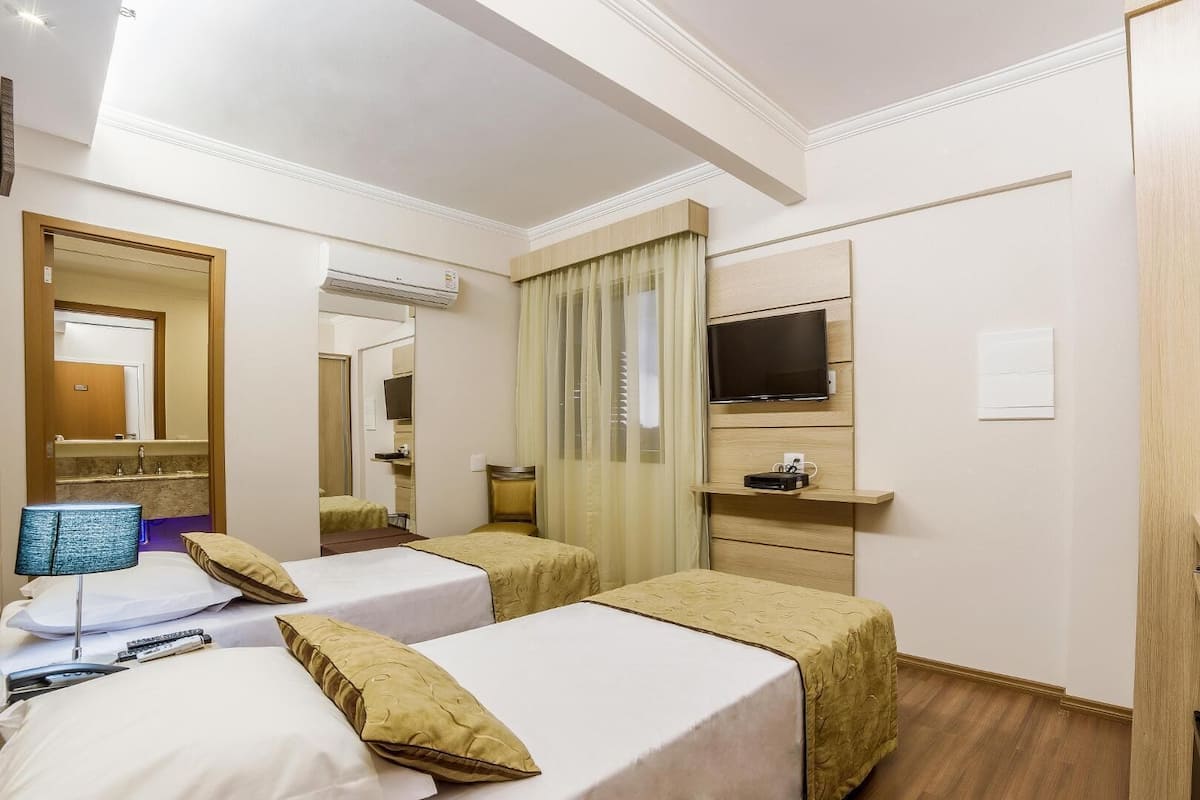 Minibar, in-room safe, laptop workspace, blackout curtains