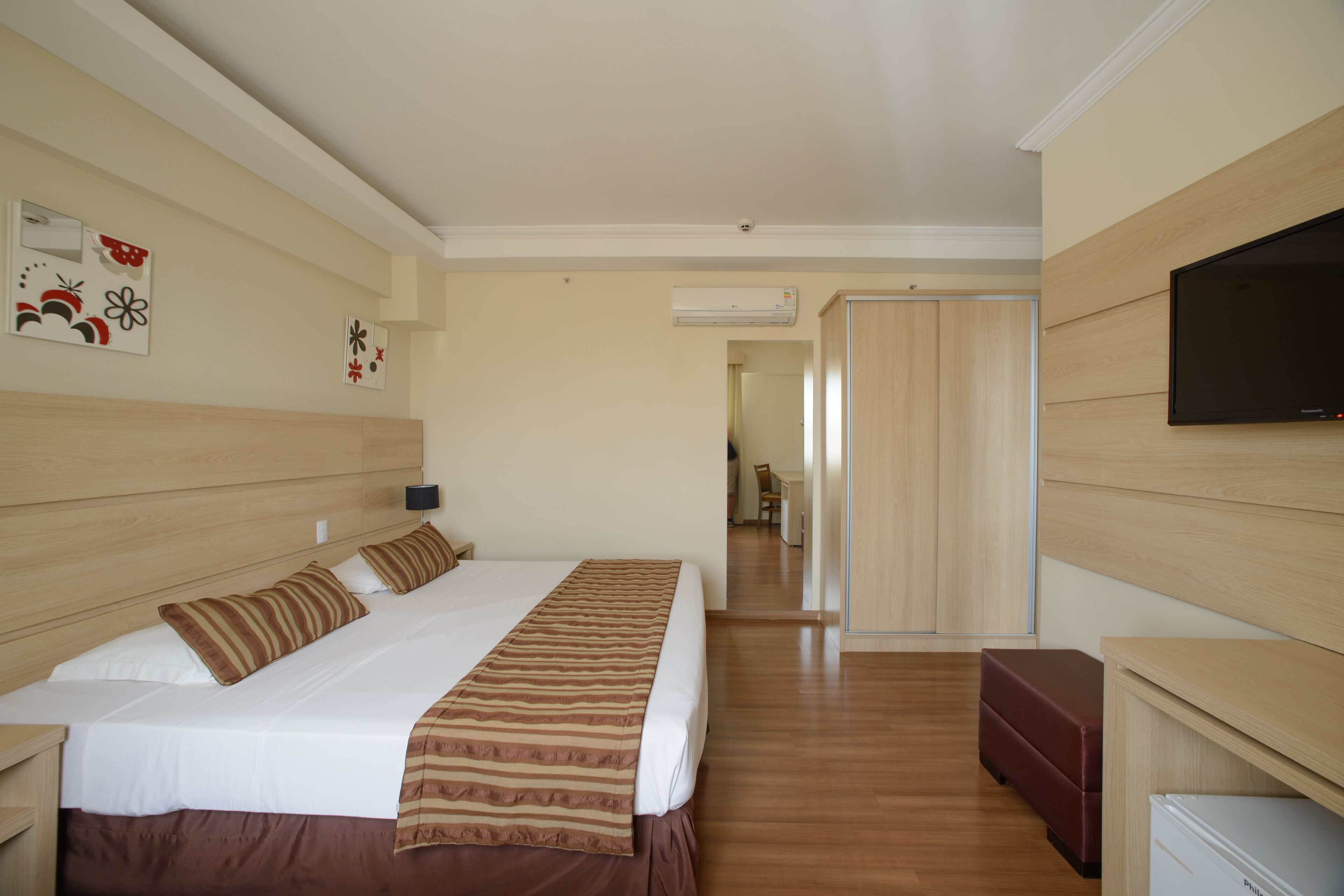 Quarto família | Frigobar, cofres nos quartos, espaço de trabalho para notebook